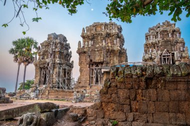 Aslen Hindu tapınağı tapınağı tapınağı olan tapınak, antik 9. yüzyıl Khmer kültürünün kalıntıları, Kamboçya 'nın en eskilerinden biri ve Angkor Arkeoloji parkının bir kısmı, Tonle Sap gölüne tepeden bakan bir tepede..