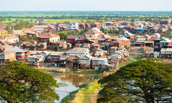 Öğleden sonra geç saatlerde, Phnom Kraom Tepesi Tapınağı 'ndan görülen su birikintilerinin yanında duran bölge, yağmur mevsiminde sular altında kalır..