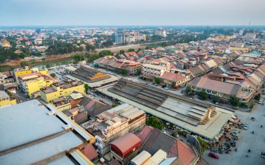Battambang Eyaleti, Kamboçya-Mart 01-2024: Geniş hava manzaralı, batıya bakan Krong Battambang, işlek bir yol merkezi, Merkez Pazar ve birçok küçük geleneksel Khmer binası.