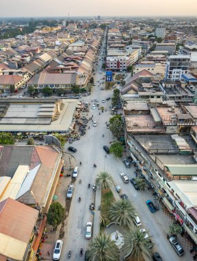 Battambang Eyaleti, Kamboçya-Mart 01-2024: Geniş hava manzaralı, batıya bakan Krong Battambang, işlek bir yol merkezi, Merkez Pazar ve birçok küçük geleneksel Khmer binası.