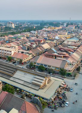 Battambang Eyaleti, Kamboçya-Mart 01-2024: Geniş hava manzaralı, batıya bakan Krong Battambang, işlek bir yol merkezi, Merkez Pazar ve birçok küçük geleneksel Khmer binası.