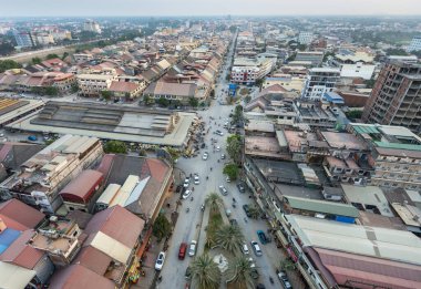Battambang Eyaleti, Kamboçya-Mart 01-2024: Geniş hava manzaralı, batıya bakan Krong Battambang, işlek bir yol merkezi, Merkez Pazar ve birçok küçük geleneksel Khmer binası.