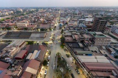 Battambang Eyaleti, Kamboçya-Mart 01-2024: Geniş hava manzaralı, ana cadde boyunca batıya bakan, hareketli Merkez Market, Sangkae Nehri solda ve pek çok küçük geleneksel Khmer binaları.