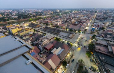 Battambang Eyaleti, Kamboçya-Mart 01-2024: Geniş hava manzaralı, ana cadde boyunca batıya bakan, hareketli Merkez Market, Sangkae Nehri solda ve pek çok küçük geleneksel Khmer binaları.