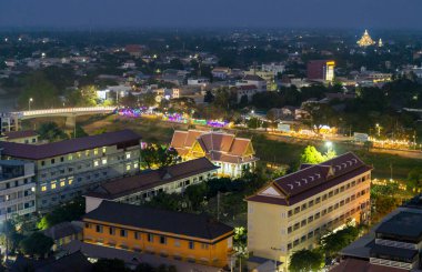 Battambang Eyaleti, Kamboçya-01 Mart 2024: Karanlık çöktükten sonra doğuya, Sangkae Nehri 'ne, Budist tapınaklarına ve pek çok küçük geleneksel Khmer binalarına bakıyor.