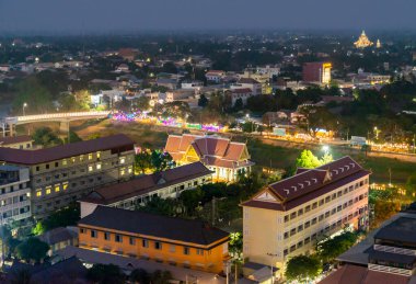 Battambang Eyaleti, Kamboçya-01 Mart 2024: Karanlık çöktükten sonra doğuya, Sangkae Nehri 'ne, Budist tapınaklarına ve pek çok küçük geleneksel Khmer binalarına bakıyor.