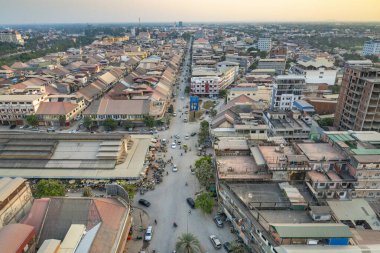 Battambang Eyaleti, Kamboçya-01 Mart 2024: Güneş batarken geniş hava manzaralı, batıda Krong Battambang 'a bakan, yoğun bir yol merkezi, yoğun Merkez Pazar ve birçok küçük alçak binalar.