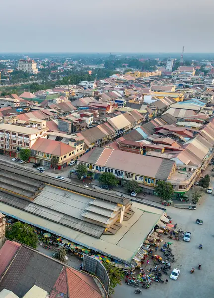 Battambang Eyaleti, Kamboçya-Mart 01-2024: Geniş hava manzaralı, batıya bakan Krong Battambang, işlek bir yol merkezi, Merkez Pazar ve birçok küçük geleneksel Khmer binası.
