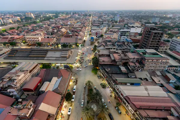 Battambang Eyaleti, Kamboçya-Mart 01-2024: Geniş hava manzaralı, ana cadde boyunca batıya bakan, hareketli Merkez Market, Sangkae Nehri solda ve pek çok küçük geleneksel Khmer binaları.