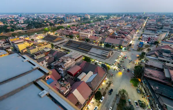 Battambang Eyaleti, Kamboçya-Mart 01-2024: Geniş hava manzaralı, ana cadde boyunca batıya bakan, hareketli Merkez Market, Sangkae Nehri solda ve pek çok küçük geleneksel Khmer binaları.
