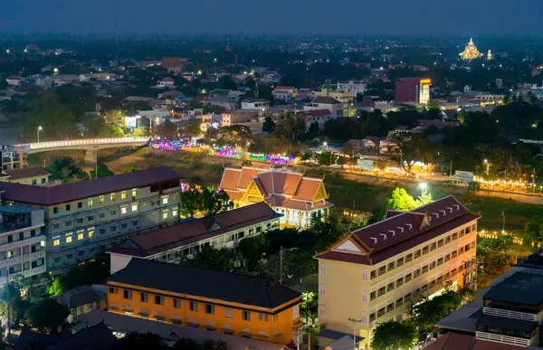 Battambang Eyaleti, Kamboçya-01 Mart 2024: Karanlık çöktükten sonra doğuya, Sangkae Nehri 'ne, Budist tapınaklarına ve pek çok küçük geleneksel Khmer binalarına bakıyor.