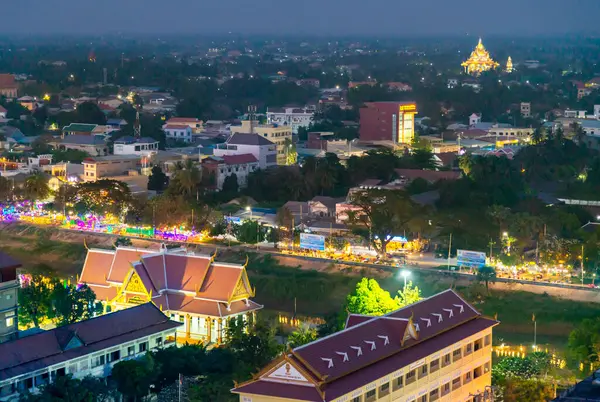 Battambang Eyaleti, Kamboçya-01 Mart 2024: Karanlık çöktükten sonra doğuya, Sangkae Nehri 'ne, Budist tapınaklarına ve pek çok küçük geleneksel Khmer binalarına bakıyor.