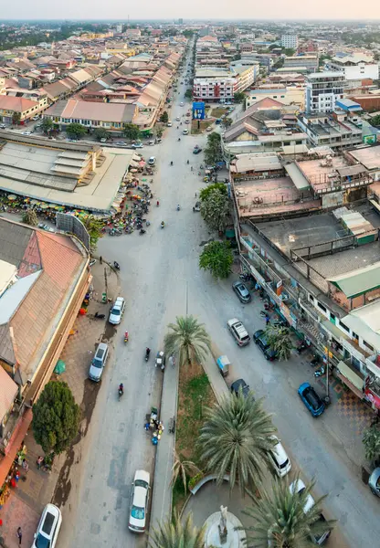 Battambang Eyaleti, Kamboçya-01 Mart 2024: Güneş batarken geniş hava manzaralı, batıda Krong Battambang 'a bakan, yoğun bir yol merkezi, yoğun Merkez Pazar ve birçok küçük alçak binalar.