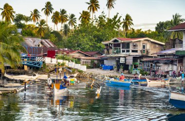 Surigao del Sur, Mindanao, Filipinler, 25 Nisan 2024: Nehrin aşağısında, ailelerin yediği, rahatladığı, ticaret yaptığı ve Pasifik Okyanusu 'na çok yakın bir balıkçı üssü olan hayat.