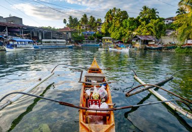 Surigao del Sur, Mindanao, Filipinler, 25 Nisan 2024: Nehrin altında, ailelerin yemek, dinlenmek, ticaret ve balıkçıların çalıştığı, Pasifik Okyanusu 'na çok yakın, canlı, küçük bir bölge.