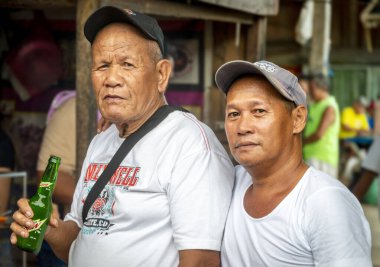 Surigao del Sur, Mindanao, Filipinler, 25 Nisan 2024: Nehrin altında, ailelerin yemek, dinlenmek, ticaret ve balıkçıların çalıştığı, Pasifik Okyanusu 'na çok yakın, canlı, küçük bir bölge.