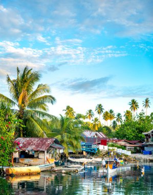 Gün batımında nehrin çevresindeki renkli manzaralar, küçük canlı bir bölge, küçük tekneler ve tropikal manzaralarla, yerel halkın birlikte yaşadığı, Pasifik Okyanusuna çok yakın bir balıkçı topluluğu..