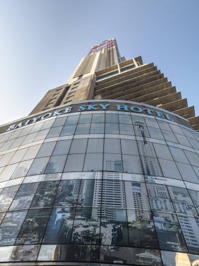 Bangkok, Tayland-07 Nisan 2024 Sokak seviyesinden dışarıdan bakıldığında 88 katlı bina açık mavi gökyüzüne doğru yükseliyor ve bu da onu büyük bir şehir simgesi haline getiriyor..