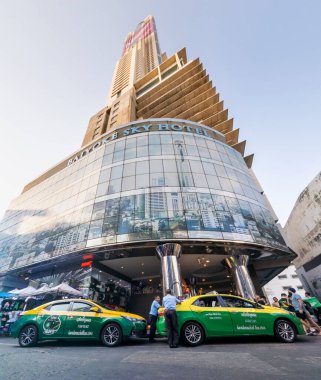 Ratchathewi Bölgesi, Bangkok, Tayland-07 Nisan 2024 Sokak seviyesinden bakıldığında 88 katlı ikonik yapı berrak mavi gökyüzüne doğru yükseliyor ve büyük bir şehir simgesi haline geliyor..