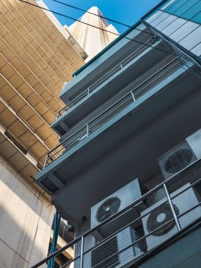 Bangkok, Tayland-07 Nisan 2024 Aşağıdaki sokaklardan yukarıya, 88 katlı bina güneş ışığına doğru yükseliyor ve yukarıdaki açık mavi gökyüzü büyük bir şehir simgesi haline geliyor..