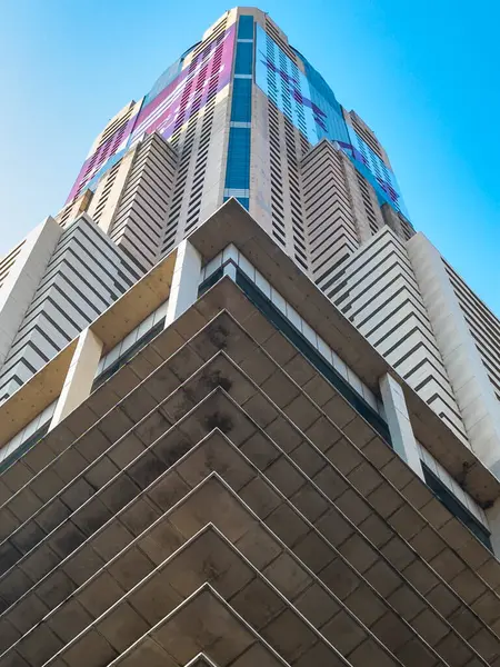 Bangkok, Tayland-07 Nisan 2024 Sokak seviyesinden dışarıdan bakıldığında 88 katlı bina açık mavi gökyüzüne doğru yükseliyor ve bu da onu büyük bir şehir simgesi haline getiriyor..