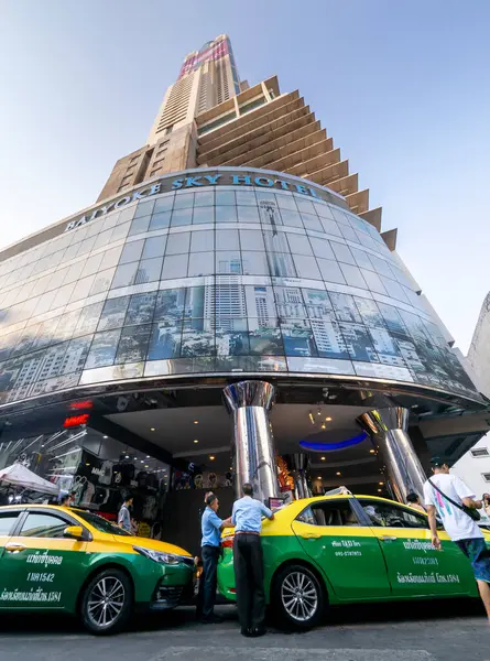 Ratchathewi Bölgesi, Bangkok, Tayland-07 Nisan 2024 Sokak seviyesinden bakıldığında 88 katlı ikonik yapı berrak mavi gökyüzüne doğru yükseliyor ve büyük bir şehir simgesi haline geliyor..