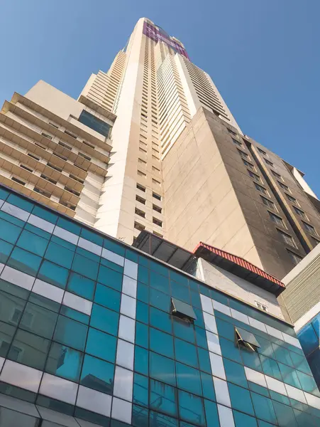 Bangkok, Tayland-07 Nisan 2024 Aşağıdaki sokaklardan yukarıya, 88 katlı bina güneş ışığına doğru yükseliyor ve yukarıdaki açık mavi gökyüzü büyük bir şehir simgesi haline geliyor..