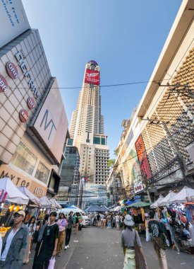 Tayland-Nisan 07-2024 Birçok insan, Baiyoke Gökyüzü Oteli 'nin güneş ışığının ötesine yükselmesiyle öğleden sonra açık bir pazarda mal satın alıyor..