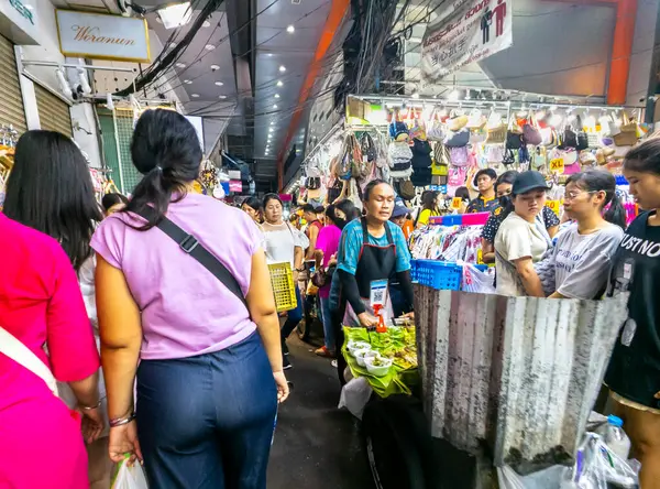 Tayland-Nisan 07-2024 Birçok insan, Baiyoke Gökyüzü Oteli 'nin güneş ışığının ötesine yükselmesiyle öğleden sonra açık bir pazarda mal satın alıyor..