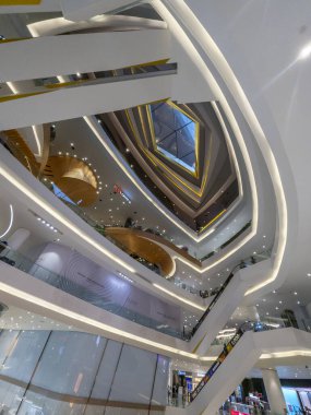 Tayland-Temmuz 02 2024: Üst pazarın içinde, modern alışveriş ve gıda kompleksi, etkileyici iç tasarım ve zemin manzarası ile karışık ikonik kullanım.