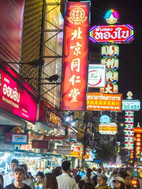 Tayland-3 Temmuz 2024: Birçok insan Tayland 'ın başkentinin yoğun, renkli Çin bölgesinde, gece parlak şehir ışıklarının tadını çıkarıyor.