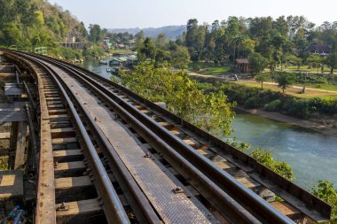 Ölüm Demiryolu Köprüsü, 2. Dünya Savaşı sırasında Japon işgali altındaki savaş esirlerinin ağır işçiliğini kullanarak yüksek bir yamaç yamacına karşı tahta ve demir desteğiyle tehlikeli bir şekilde inşa edildi..