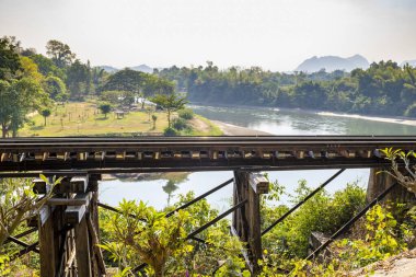 Ölüm Demiryolu Köprüsü, 2. Dünya Savaşı sırasında Japon işgali altındaki savaş esirlerinin ağır işçiliğini kullanarak yüksek bir yamaç yamacına karşı tahta ve demir desteğiyle tehlikeli bir şekilde inşa edildi..