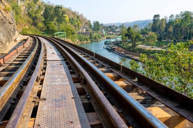 Ölüm Demiryolu Köprüsü, 2. Dünya Savaşı sırasında Japon işgali altındaki savaş esirlerinin ağır işçiliğini kullanarak yüksek bir yamaç yamacına karşı tahta ve demir desteğiyle tehlikeli bir şekilde inşa edildi..