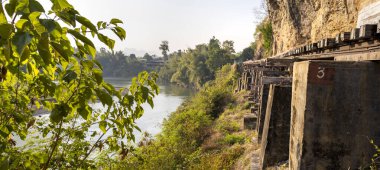 Ölüm Demiryolu, ahşap köprü, 2. Dünya Savaşı sırasında Japon işgalci ordusunun altında savaş esirlerinin zorla çalıştırılmasıyla yüksek bir yamaç yamacına karşı inşa edildi..