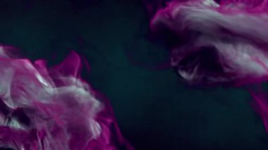 Ateşli mor-mavi alev dillerinin dansı. Koyu arkaplanda canlı karşıtlık. Çarpıcı bir görsel etki. Dijital dikişsiz döngü animasyonu. 3D görüntüleme. 4K, Ultra HD çözünürlüğü