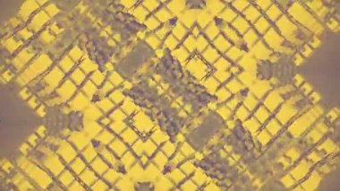 Kübik şekillerden oluşan sarı ve mor geometrik desenlerin soyut, pürüzsüz döngü animasyonu, görsel olarak karmaşık bir mozaik yaratır. 3D görüntüleme. 4K, Ultra HD çözünürlüğü