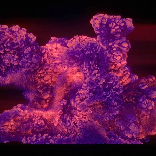 化学紫红色的巨大火墙 现代概念背景 3D渲染数字图像 — 图库照片