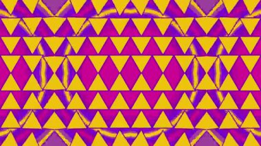 Üçgen şekillerin dönüşümünün dijital ve kusursuz döngü animasyonu. Dinamik ve sürekli değişen sarı, pembe ve mor renkler. 3D görüntüleme. 4K, Ultra HD çözünürlüğü