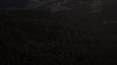 Almanya 'da, Grafenau yakınlarındaki Bavyera Ormanı' nda gün batımının insansız hava aracından görüntüler.