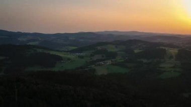 Almanya 'da, Grafenau yakınlarındaki Bavyera Ormanı' nda gün batımının insansız hava aracından görüntüler.