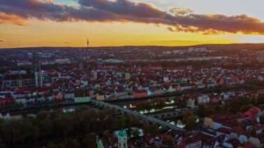 Günbatımında Tuna nehri, katedral ve taş köprüyle Almanya 'da, Regensburg' un görüntüleri
