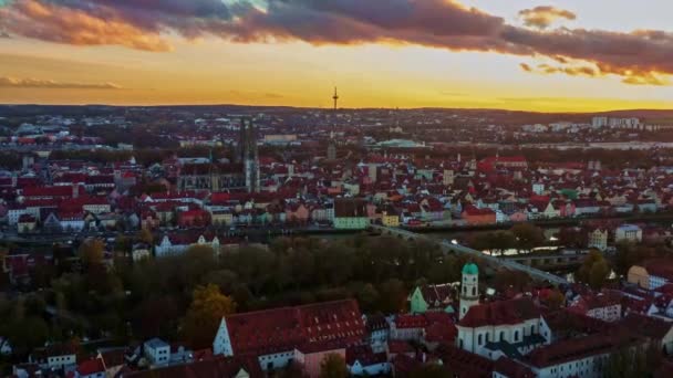 Nagranie Regensburga Zachodzie Słońca Dunajem Katedrą Oraz Kamiennym Mostem Złotej — Wideo stockowe