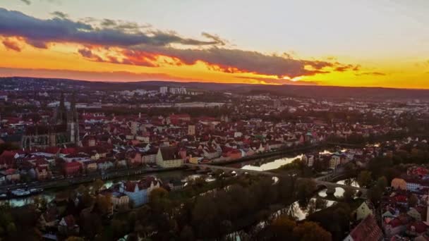 日落时分 德国雷根斯堡与多瑙河 大教堂和石桥在黄金时段的映像 — 图库视频影像