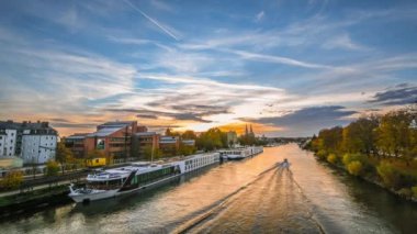 Regensburg, Bavyera, Almanya, 16 Ekim 2022: Tuna Nehri ve katedral ve taş köprüyle gün batımında Almanya 'da gemilerle birlikte Regensburg görüntüsü