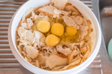 Ekmek kırıntılarıyla dolu bir kasede yumurta sarısı beyazlardan ayrıldı. Almanya 'da ekmek köftesi yapmak için.