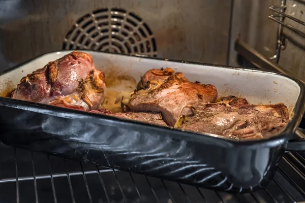Real Hearty Panggang Daging Babi Panggang Kaserol Pemanggang Oven Jerman — Stok Foto