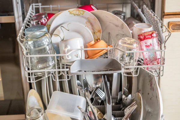 Закрытие Полностью Набитой Посудомоечной Машины Кухне Посудой Стаканы Миски Ножи — стоковое фото
