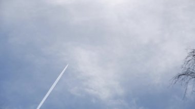 Almanya 'nın Bavyera şehrinde yazın mavi gökyüzüne karşı gökyüzünde bir uçak görüntüsü.