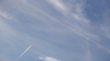 Almanya 'nın Bavyera şehrinde yazın mavi gökyüzüne karşı gökyüzünde bir uçak görüntüsü.